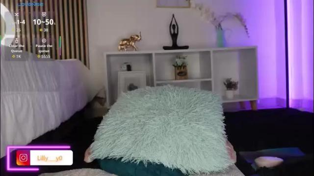 Image 2 of lilly_dollss Stream on Chaturbate on 28 days ago