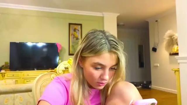 Image 4 of lilly_mattsson Stream on Chaturbate on 16 months ago