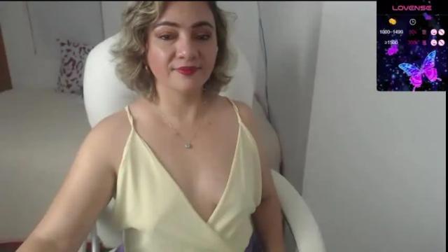 Image 2 of lilly_milf Stream on Chaturbate on 13 months ago