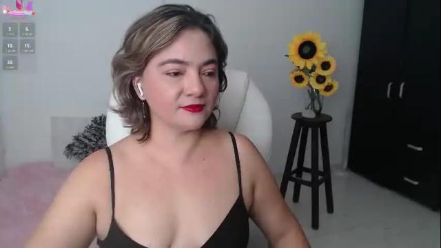Image 3 of lilly_milf Stream on Chaturbate on 1 month ago