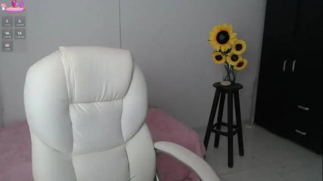 Image 4 of lilly_milf Stream on Chaturbate on 1 month ago