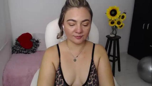 Image 4 of lilly_milf Stream on Chaturbate on 8 days ago
