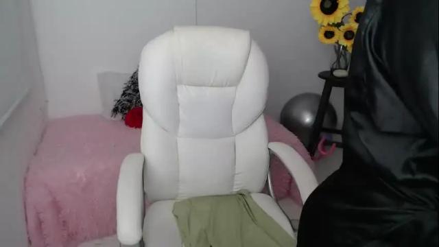 Image 6 of lilly_milf Stream on Chaturbate on 17 hours ago