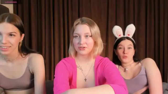 Image 2 of lillycaitlin Stream on Chaturbate on 18 months ago