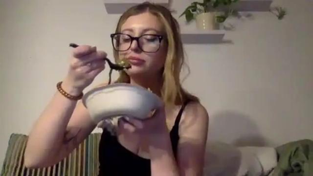 Image 12 of lilymae98 Stream on Chaturbate on 16 months ago