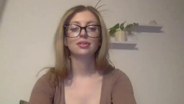 Image 11 of lilymae98 Stream on Chaturbate on 16 months ago