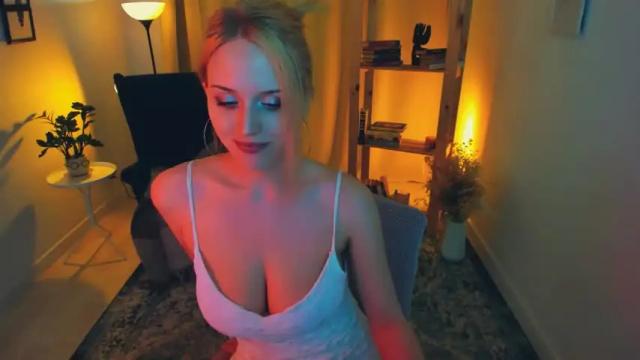 Image 8 of linda_roxy Stream on Chaturbate on 12 months ago