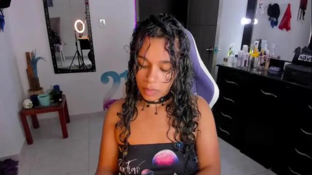 Image 2 of lips_sarasofia Stream on Chaturbate on 1 month ago