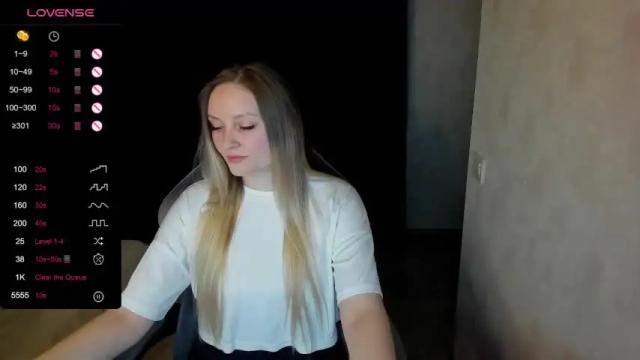 Image 2 of lisavanoranje Stream on Chaturbate on 16 months ago