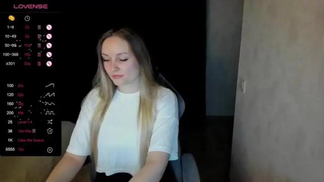 Image 7 of lisavanoranje Stream on Chaturbate on 16 months ago