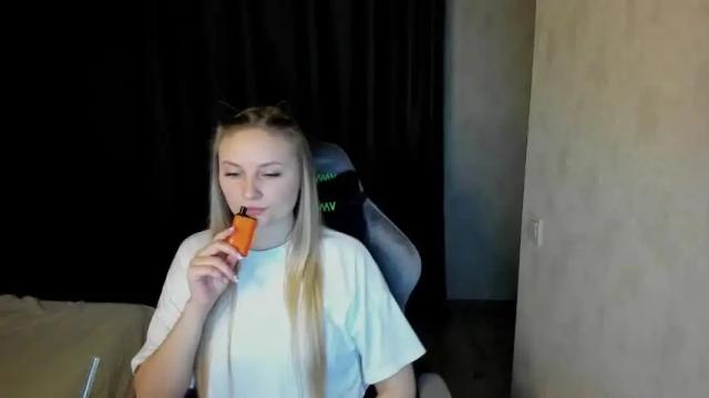 Image 2 of lisavanoranje Stream on Chaturbate on 16 months ago