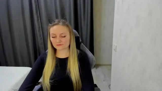 Image 3 of lisavanoranje Stream on Chaturbate on 16 months ago
