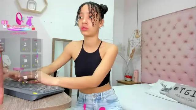Image 3 of little_carolain Stream on Chaturbate on 1 month ago