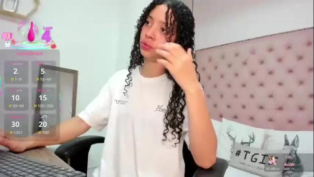 Image 2 of little_carolain Stream on Chaturbate on 1 month ago