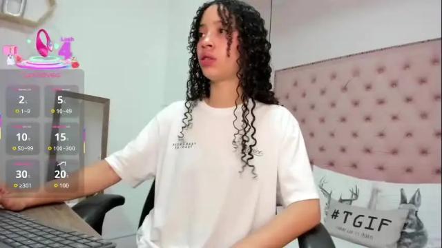 Image 3 of little_carolain Stream on Chaturbate on 1 month ago