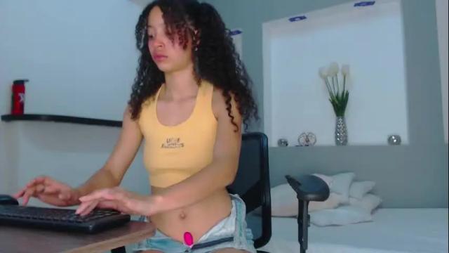 Image 10 of little_carolain Stream on Chaturbate on 1 month ago
