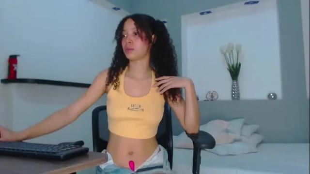Image 12 of little_carolain Stream on Chaturbate on 1 month ago