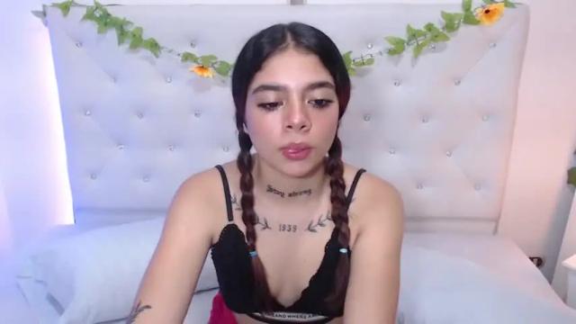 Image 2 of little_dreams18 Stream on Chaturbate on 19 months ago