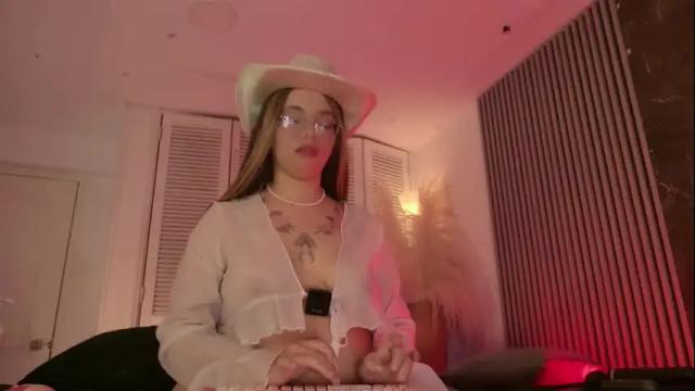 Image 12 of little_maeve Stream on Chaturbate on 24 days ago
