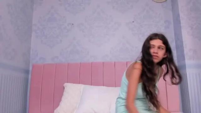Image 2 of little_smiley18 Stream on Chaturbate on 19 months ago