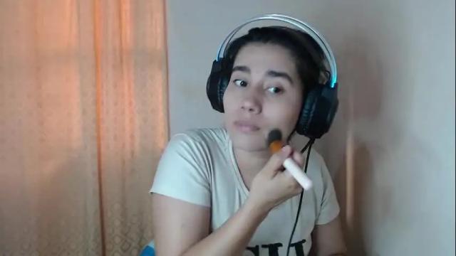 Image 3 of littlealisson_4c Stream on Chaturbate on 6 days ago