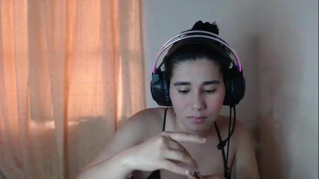 Image 3 of littlealisson_4c Stream on Chaturbate on 8 months ago
