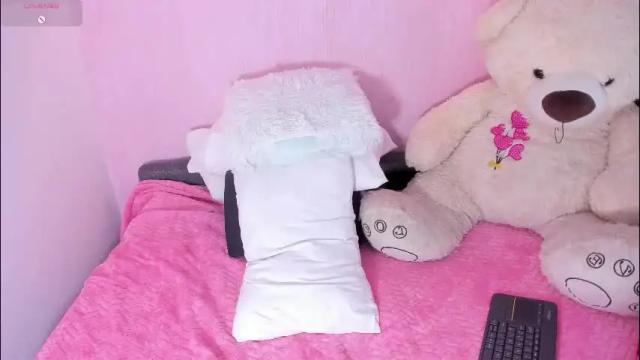 Image 3 of littlearii Stream on Chaturbate on 1 month ago