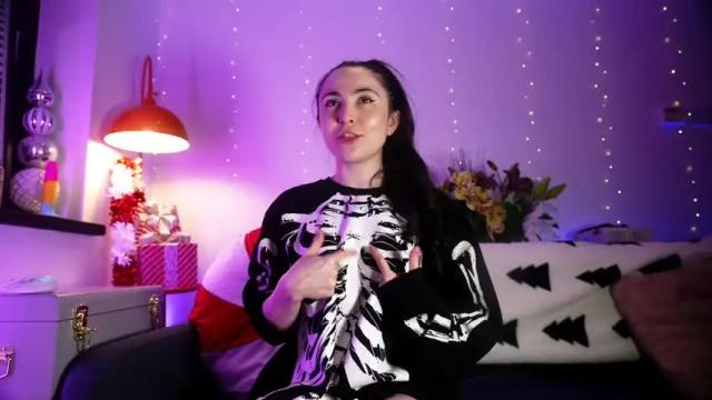 Image 2 of littlee33 Stream on Chaturbate on 23 days ago