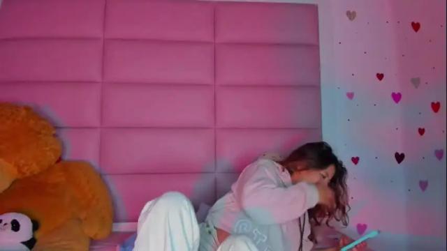 Image 12 of littlee_emma_ Stream on Chaturbate on 1 month ago