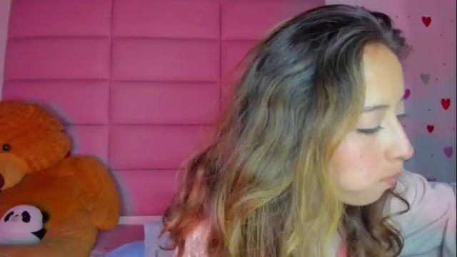 Image 3 of littlee_emma_ Stream on Chaturbate on 1 month ago