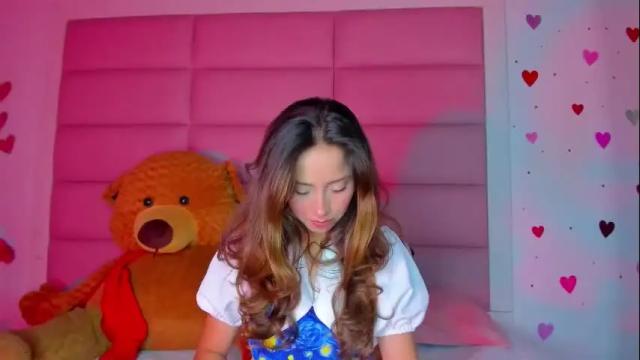 Image 3 of littlee_emma_ Stream on Chaturbate on 1 month ago