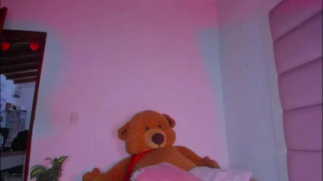 Image 3 of littlee_emma_ Stream on Chaturbate on 8 days ago