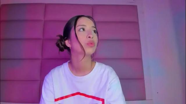 Image 4 of littlee_emma_ Stream on Chaturbate on 1 month ago