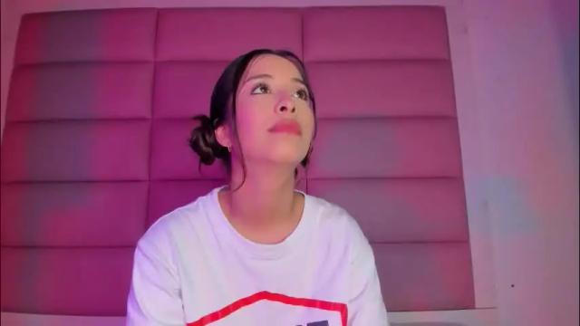 Image 6 of littlee_emma_ Stream on Chaturbate on 1 month ago