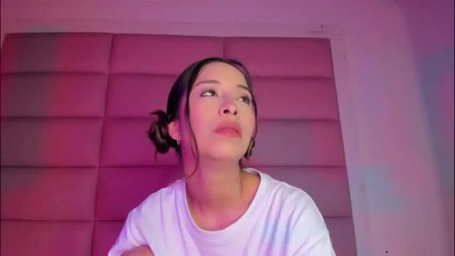 Image 7 of littlee_emma_ Stream on Chaturbate on 1 month ago