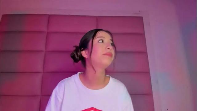 Image 8 of littlee_emma_ Stream on Chaturbate on 1 month ago