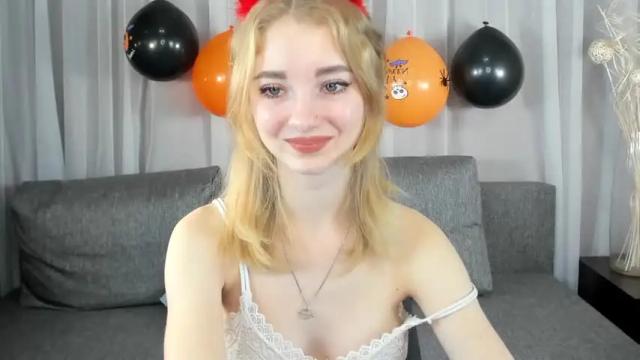 Image 3 of littlemableee Stream on Chaturbate on 19 months ago
