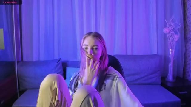Image 3 of littlemableee Stream on Chaturbate on 19 months ago