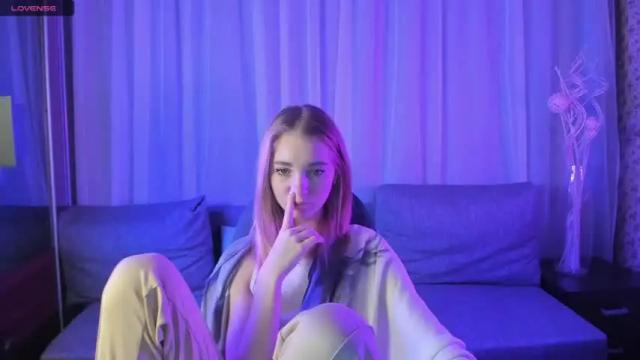 Image 4 of littlemableee Stream on Chaturbate on 19 months ago