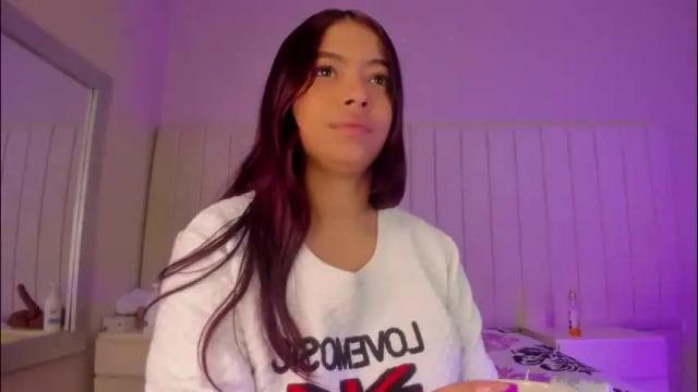Image 2 of littleoliviia_ Stream on Chaturbate on 23 days ago