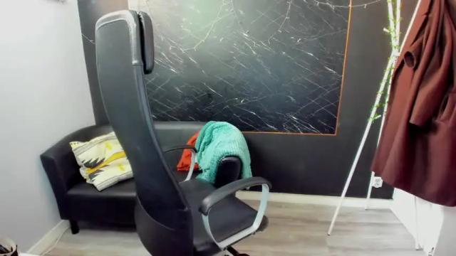 Image 3 of littleviki_ Stream on Chaturbate on 13 months ago