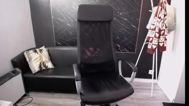 Image 8 of littleviki_ Stream on Chaturbate on 13 days ago