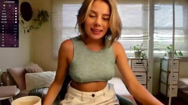 Image 2 of liv_monroe Stream on Chaturbate on 15 months ago