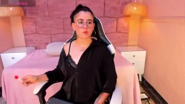 Image 6 of lizzie_collinss Stream on Chaturbate on 13 months ago