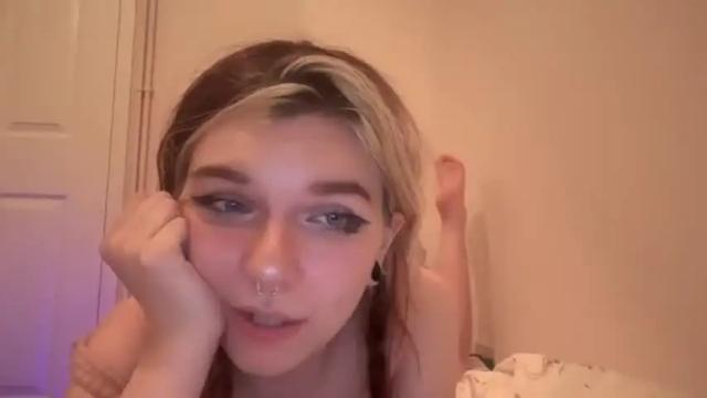 Image 4 of lizzyylovesick Stream on Chaturbate on 2 months ago
