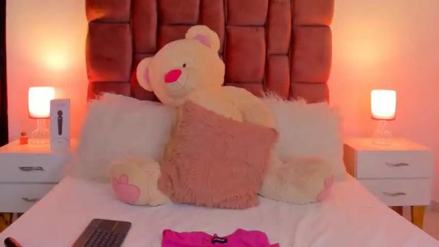 Image 8 of lolacoper Stream on Chaturbate on 15 months ago