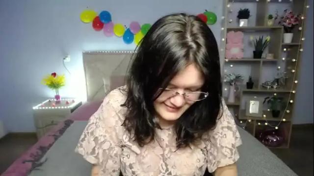 Image 2 of lolahikls Stream on Chaturbate on 1 month ago
