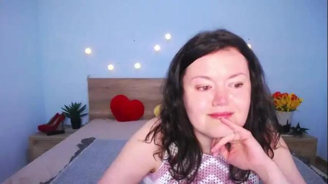 Image 4 of lolahikls Stream on Chaturbate on 1 month ago
