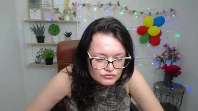 Image 2 of lolahikls Stream on Chaturbate on 1 month ago