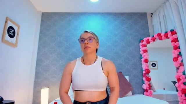 Image 12 of lolawinx_ Stream on Chaturbate on 14 months ago